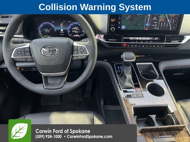 Used 2025 Toyota Sienna Platinum image 3