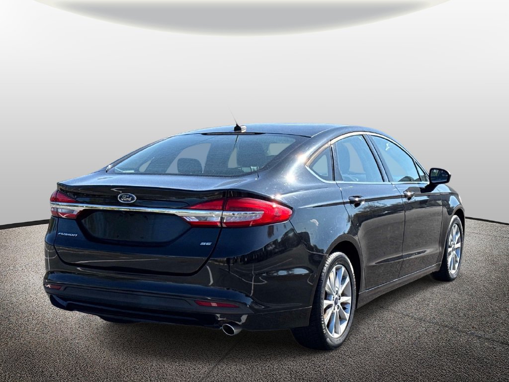 Used 2017 Ford Fusion SE FWD image 2