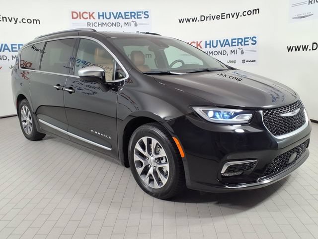 Used 2024 Chrysler Pacifica Pinnacle FWD image 3
