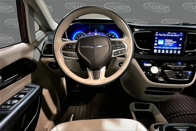 Used 2017 Chrysler Pacifica Limited w/ UConnect Theater Package image 19