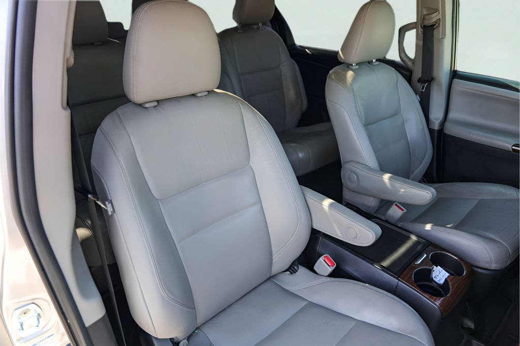 Used 2017 Toyota Sienna Limited Premium AWD/4WD image 36
