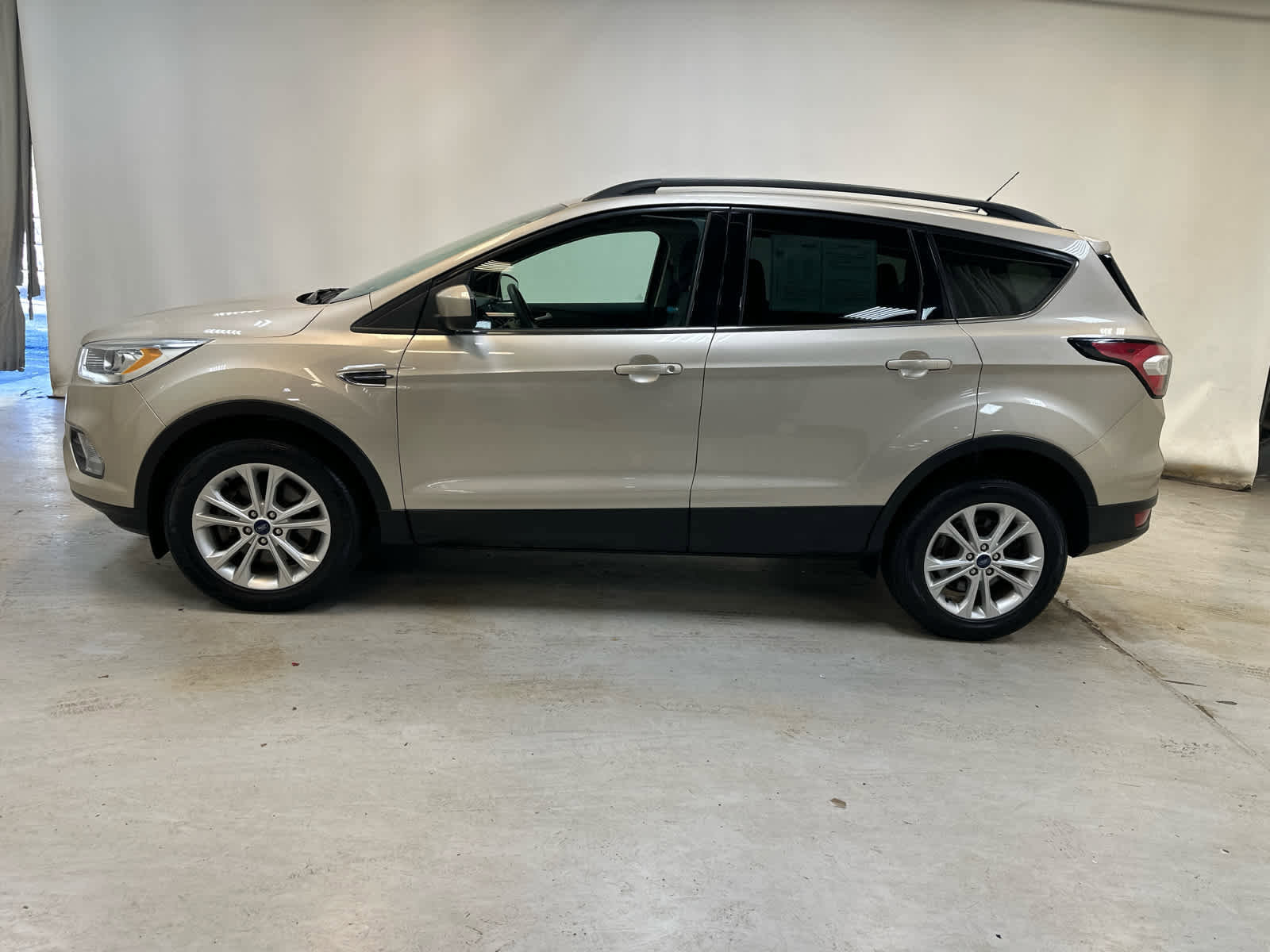 Used 2017 Ford Escape SE w/ Equipment Group 201A AWD/4WD image 9