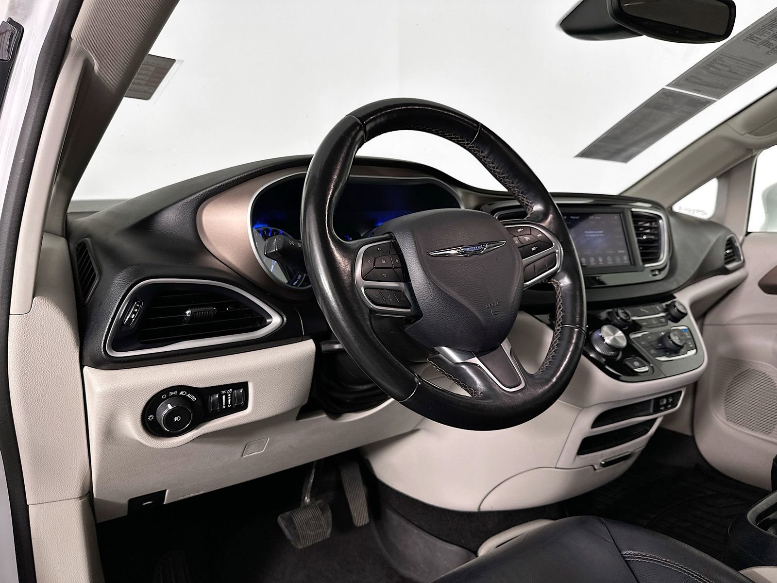 Used 2019 Chrysler Pacifica Touring-L image 10