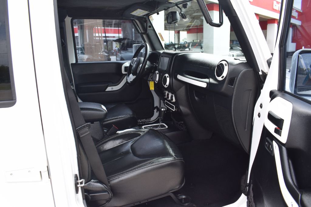 Used 2016 Jeep Wrangler Unlimited Rubicon w/ Connectivity Group image 15