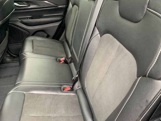 Used 2023 Jeep Grand Cherokee Altitude image 16