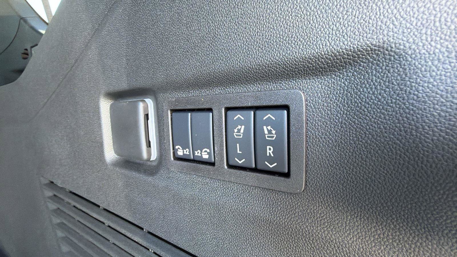 New 2025 GMC Yukon XL Denali w/ Sun & Power Step Package image 13