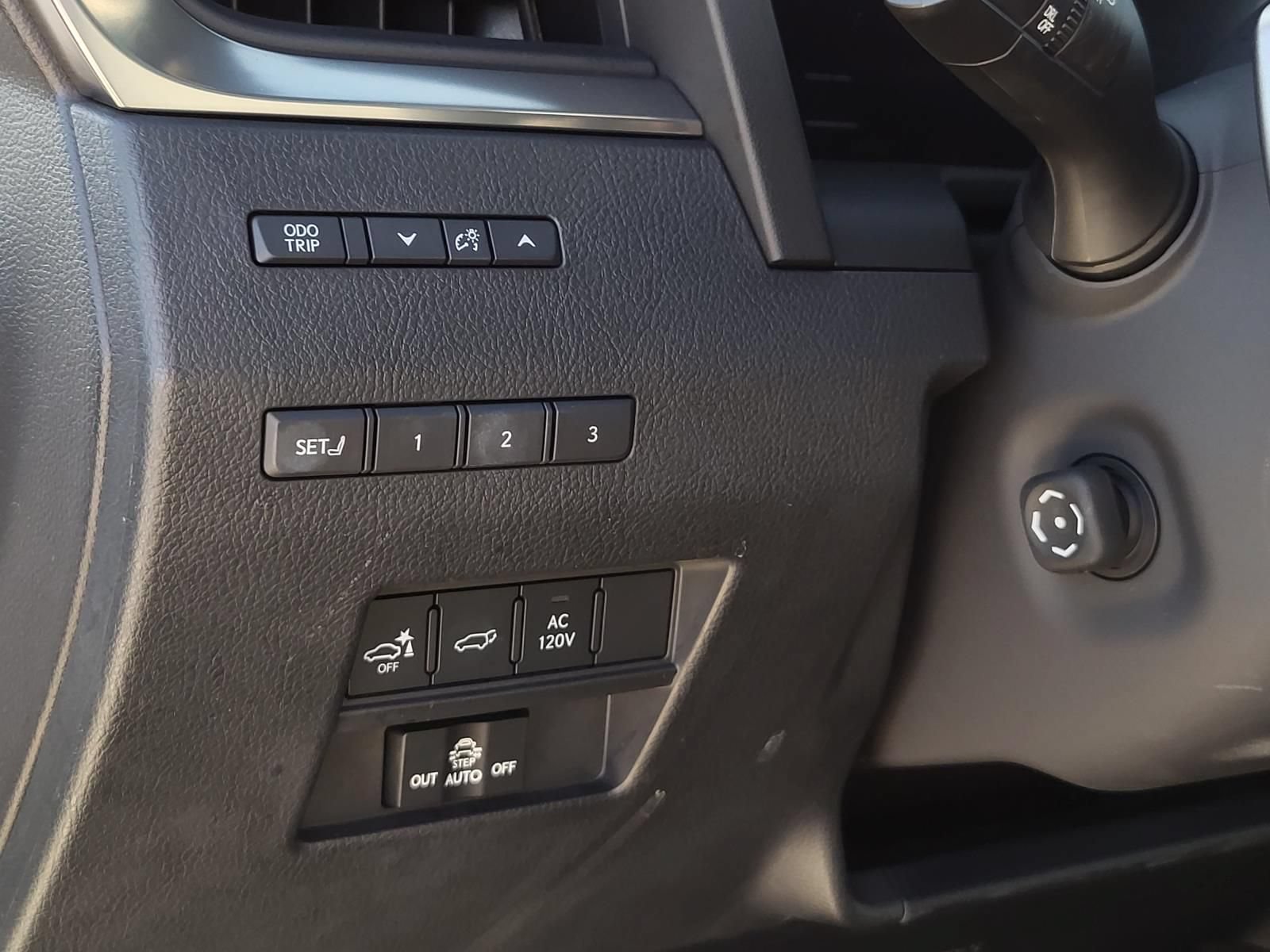 Used 2025 Lexus GX 550 w/ Accessory Package (2T) AWD/4WD image 19