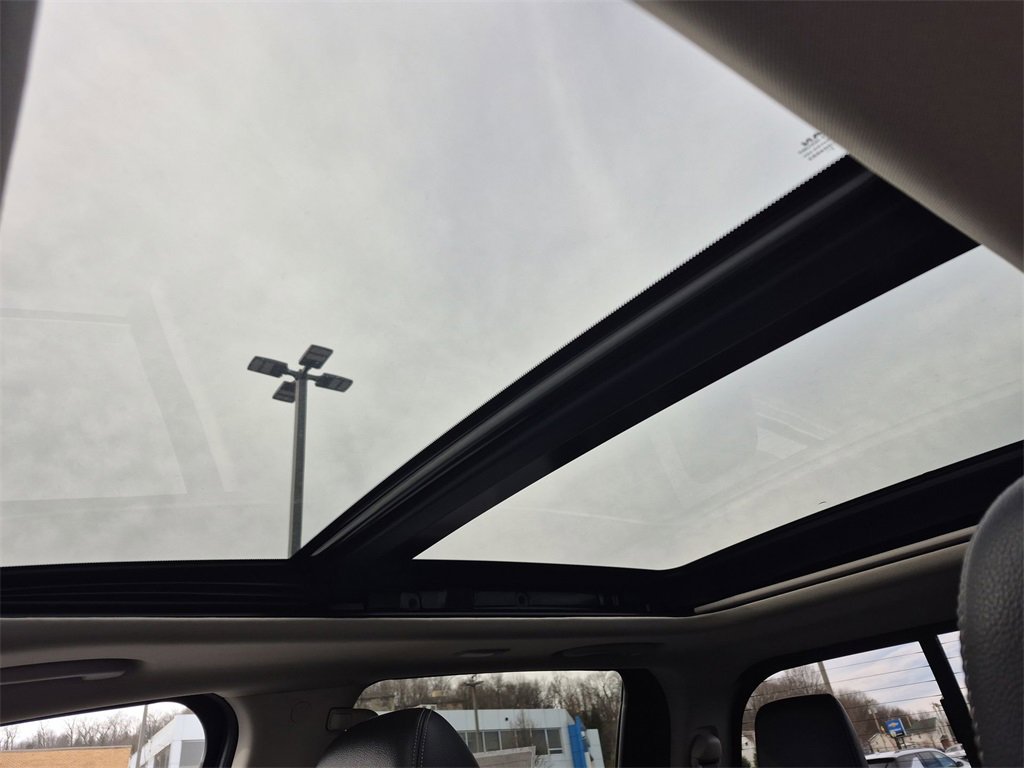 Used 2021 Nissan Titan SL w/ Moonroof Package image 28