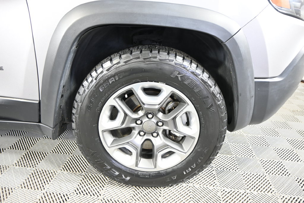 Used 2019 Jeep Cherokee Trailhawk AWD/4WD image 11
