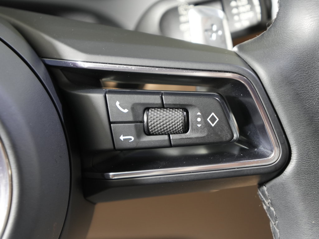 Certified 2023 Porsche Macan S AWD/4WD image 27