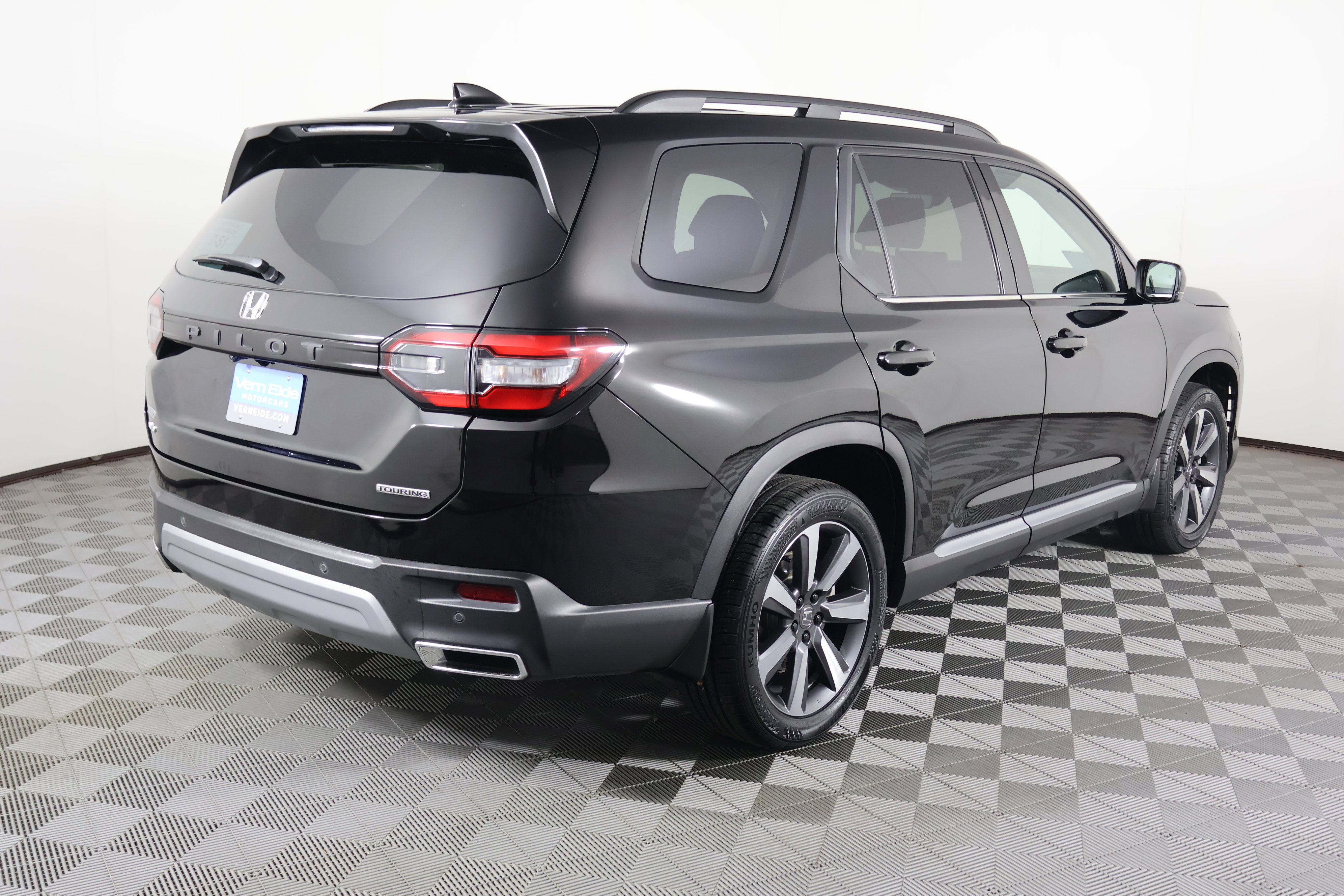 Certified 2025 Honda Pilot Touring image 6