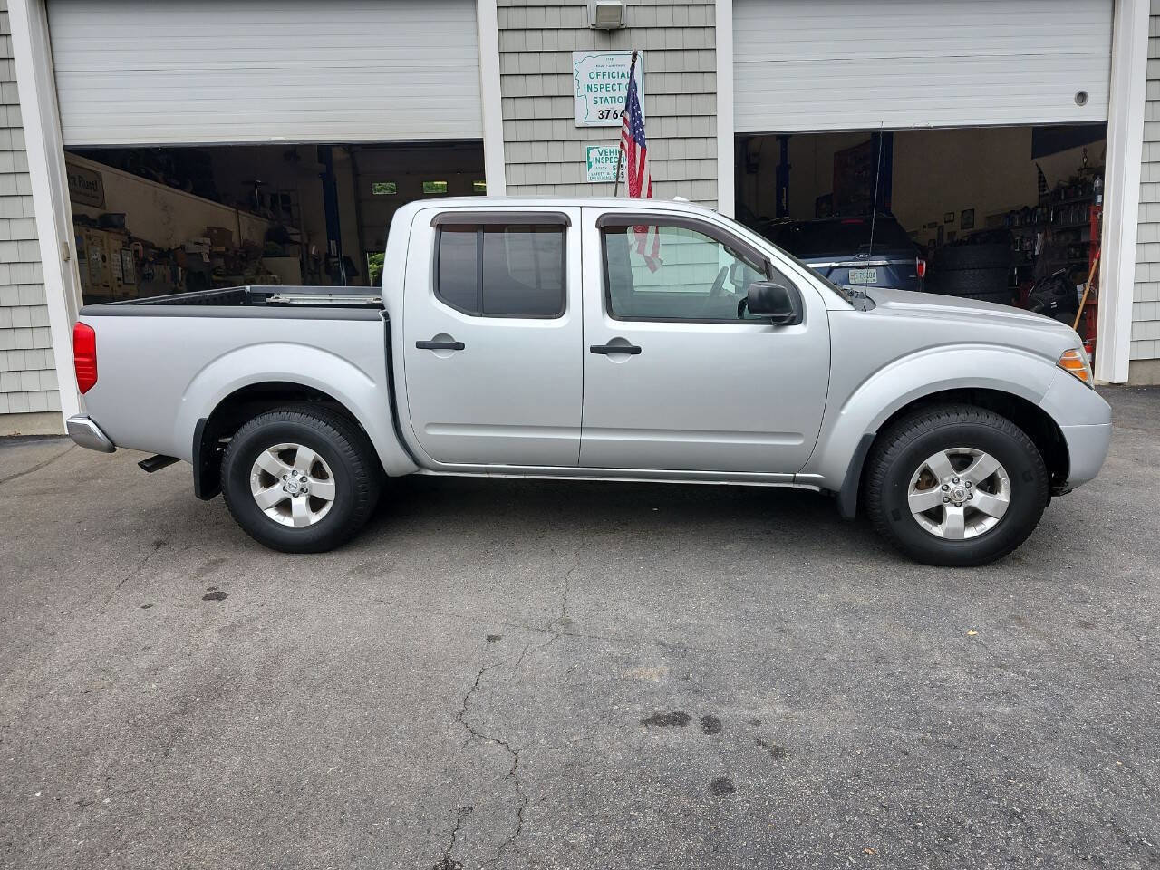 Used 2012 Nissan Frontier SV w/ SV Premium Utility Pkg image 3