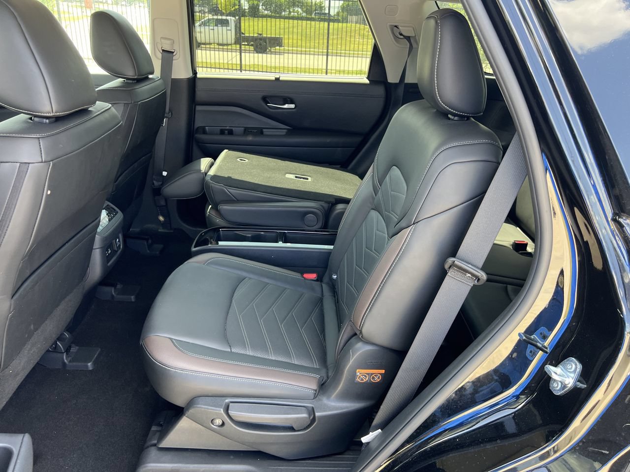 Certified 2025 Nissan Pathfinder Platinum FWD image 12
