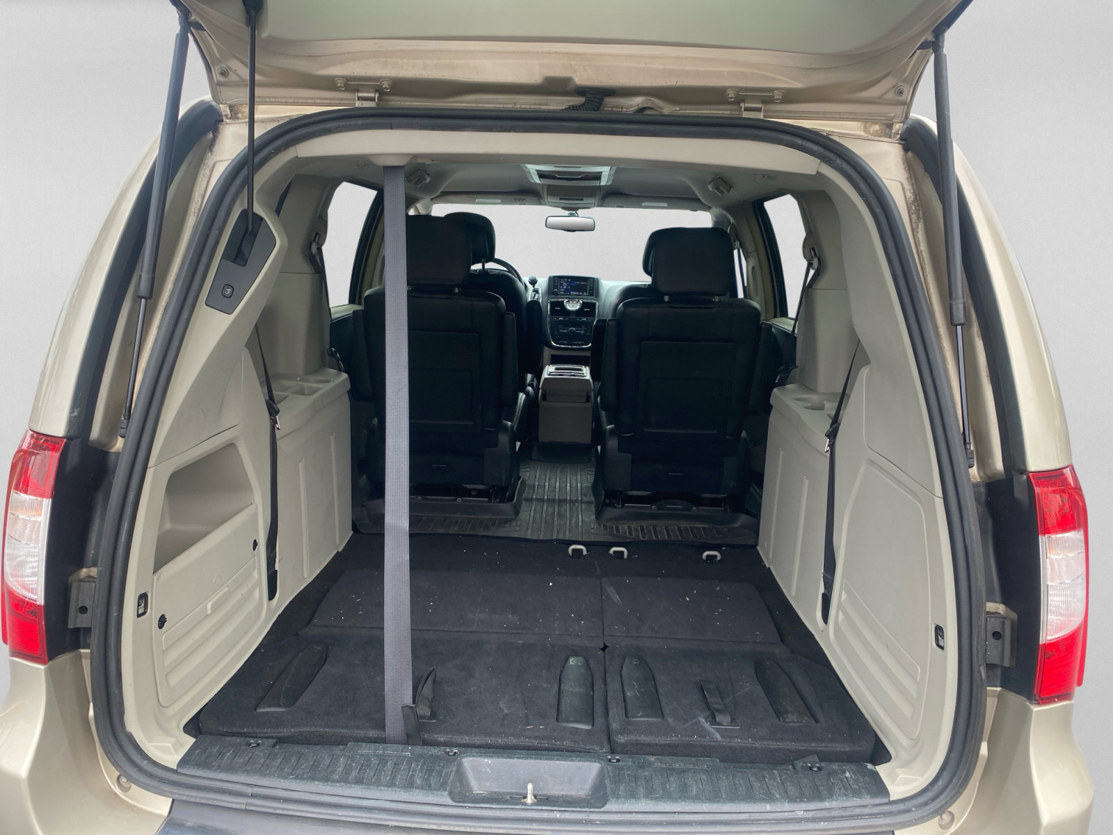 Used 2016 Chrysler Town & Country Touring FWD image 25