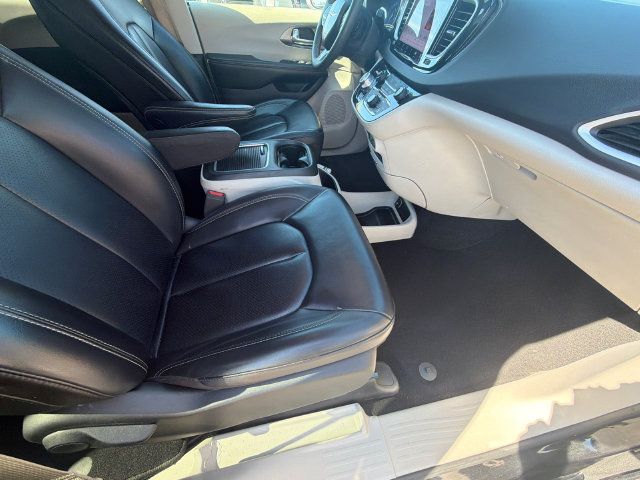 Used 2023 Chrysler Pacifica Touring-L FWD image 13
