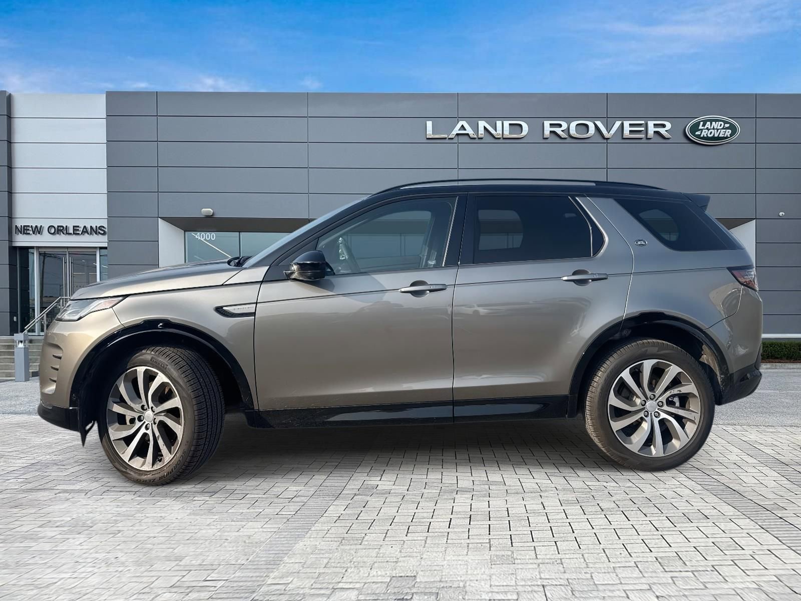 Used 2024 Land Rover Discovery Sport Dynamic SE AWD/4WD image 2