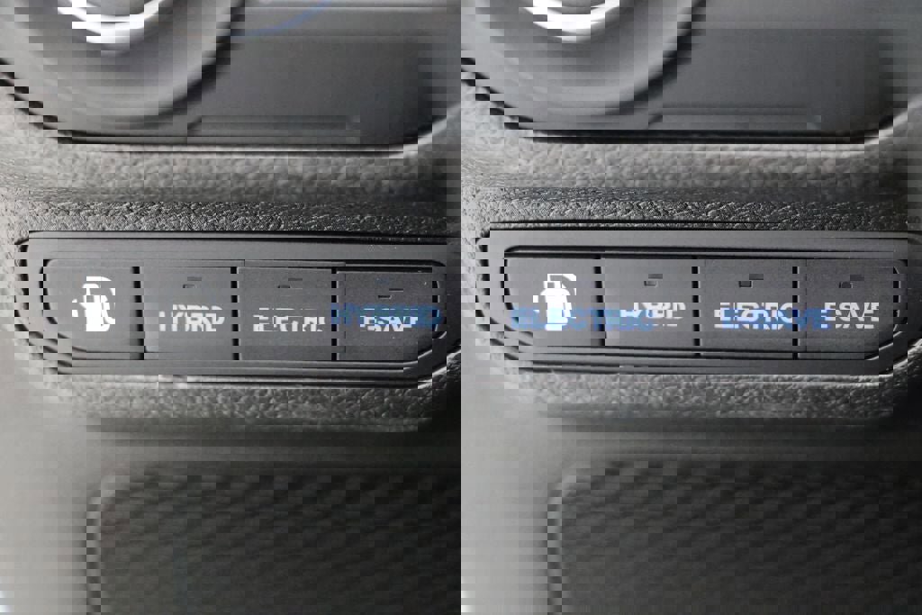 Used 2023 Jeep Wrangler Unlimited w/ Sun & Screen Package image 27