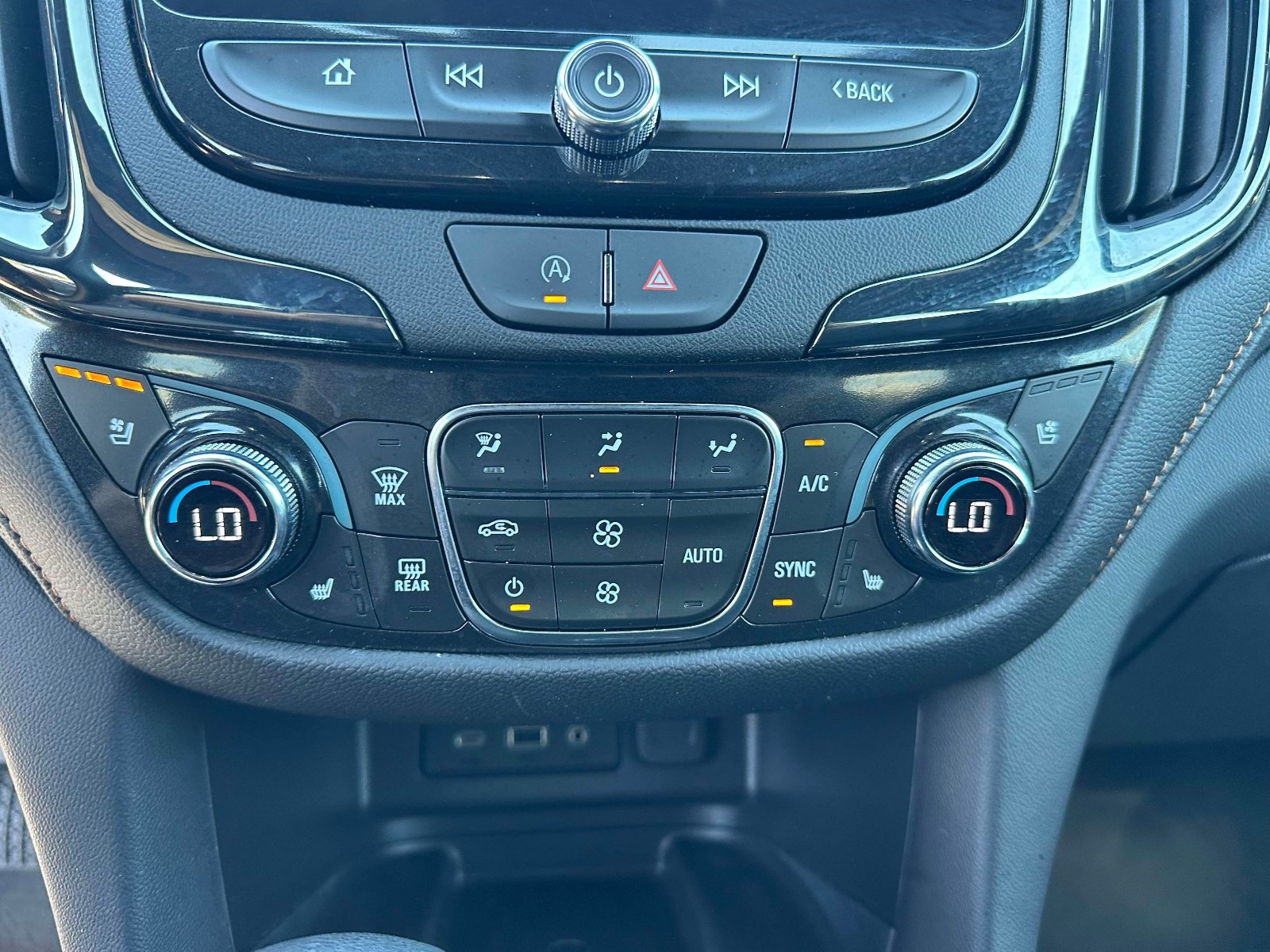 Used 2023 Chevrolet Equinox Premier FWD image 12