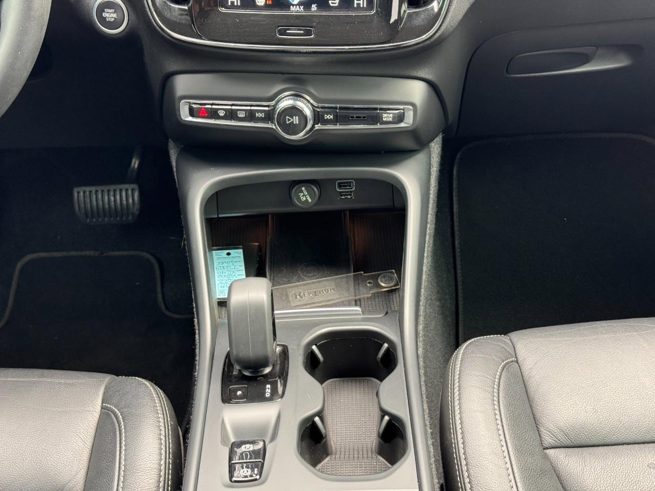 Used 2022 Volvo XC40 T4 Momentum image 15