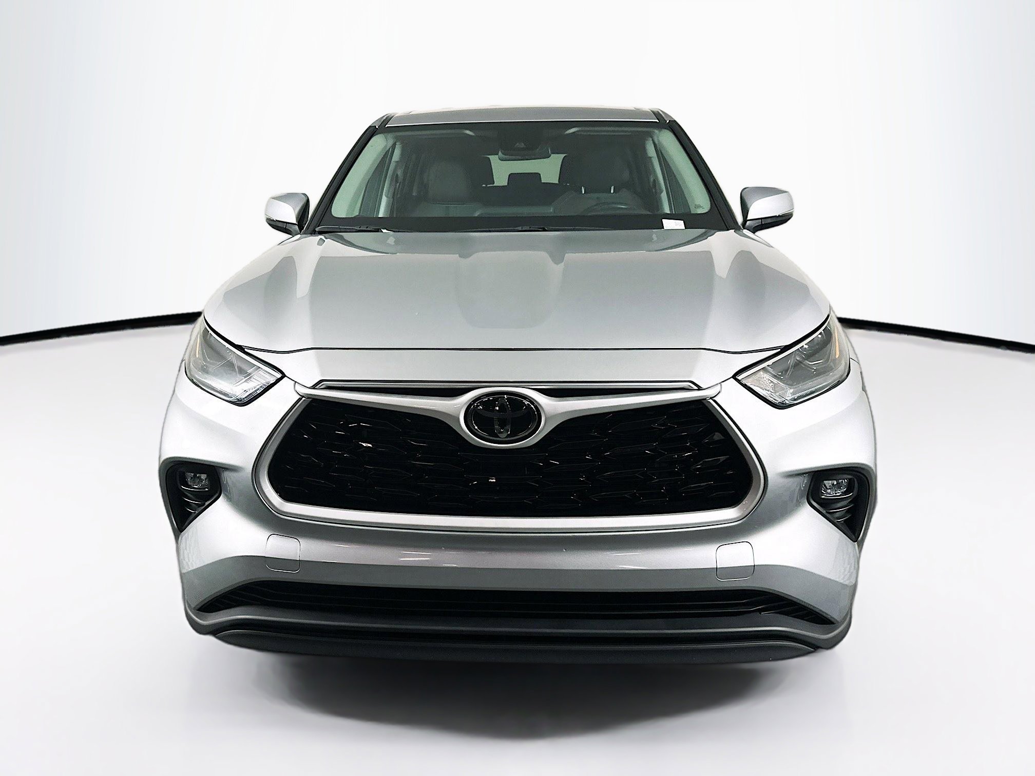 Used 2024 Toyota Highlander LE image 2