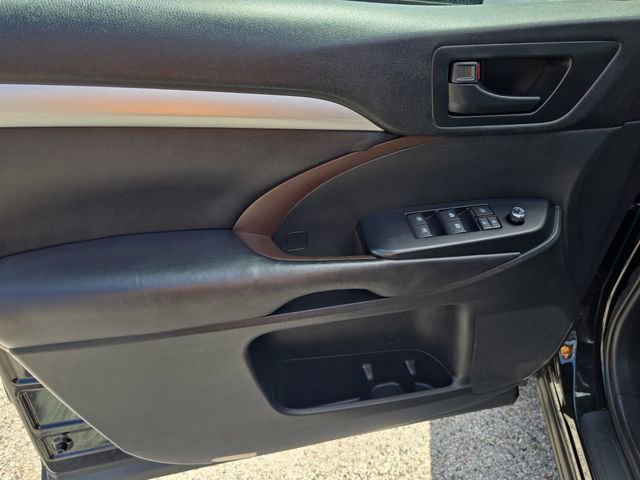 Used 2017 Toyota Highlander Plus AWD/4WD image 19