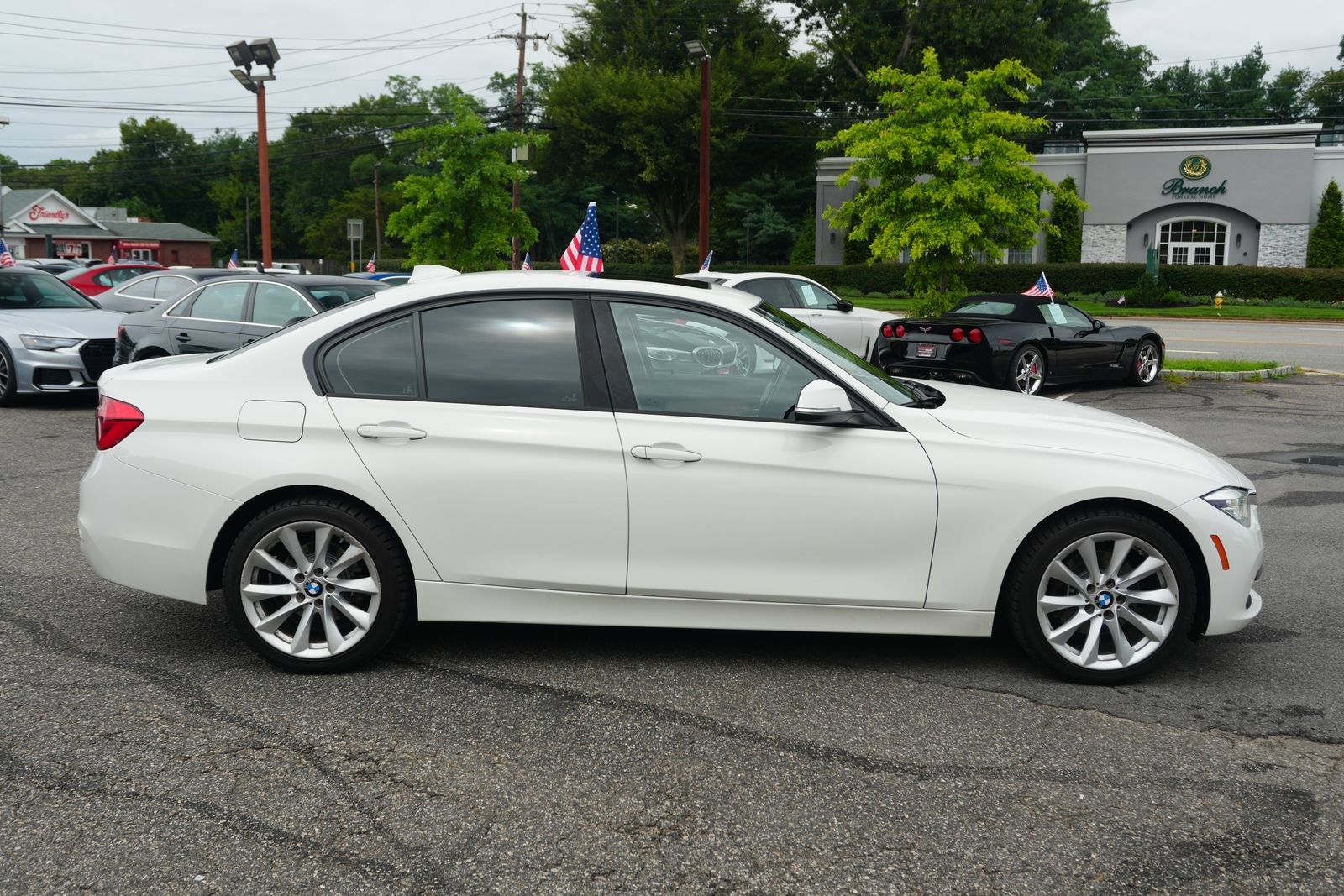 Used 2018 BMW 320i xDrive Sedan w/ Convenience Package AWD/4WD image 4