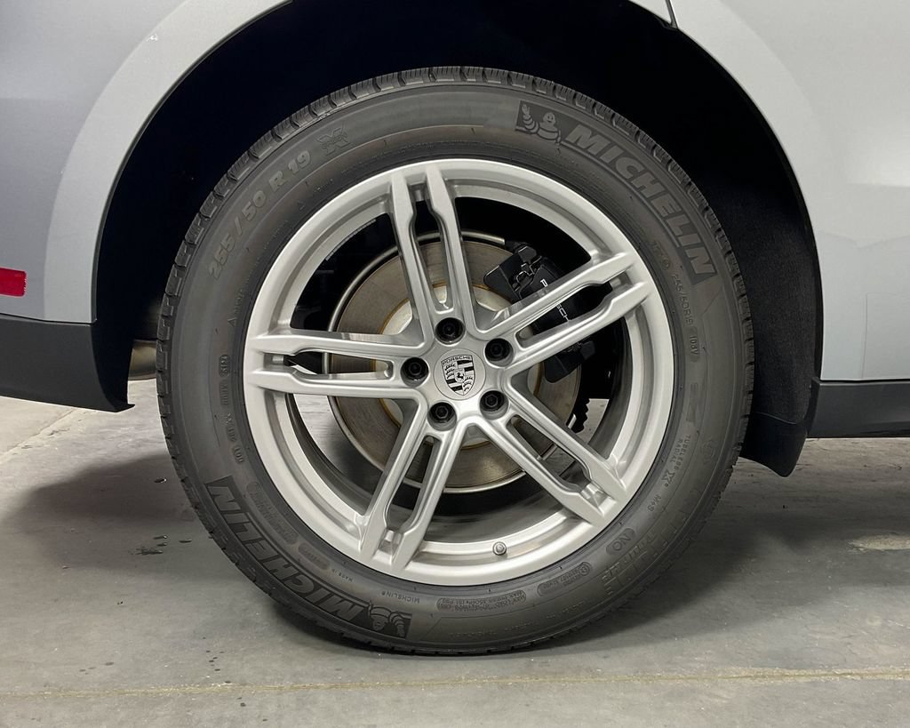 Certified 2025 Porsche Macan AWD/4WD image 11