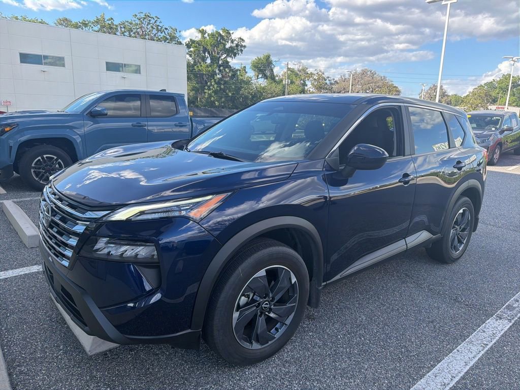 Used 2025 Nissan Rogue SV image 2