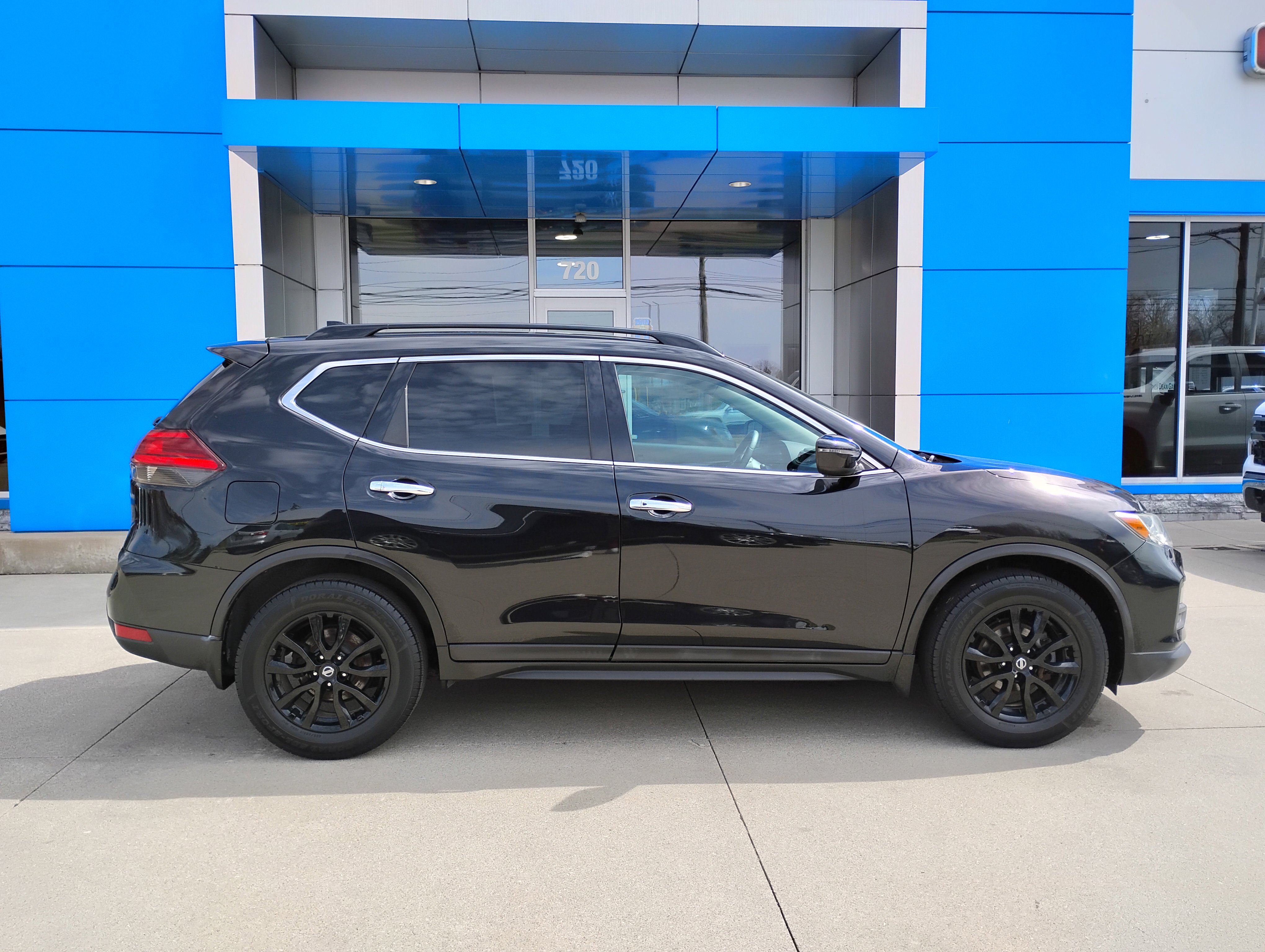 Used 2017 Nissan Rogue SV w/ Midnight Edition Package FWD image 33
