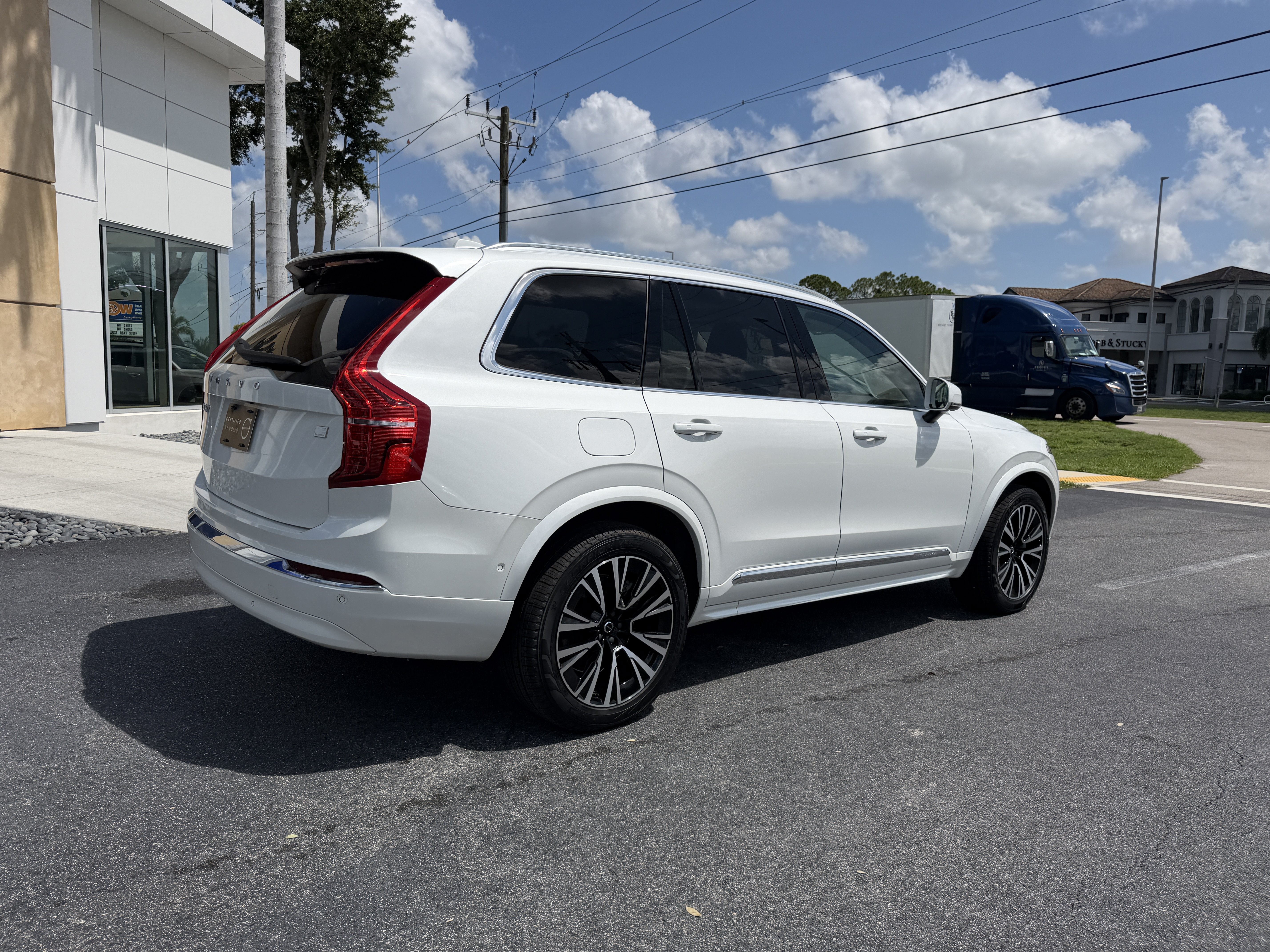 Certified 2024 Volvo XC90 T8 Plus AWD/4WD image 3