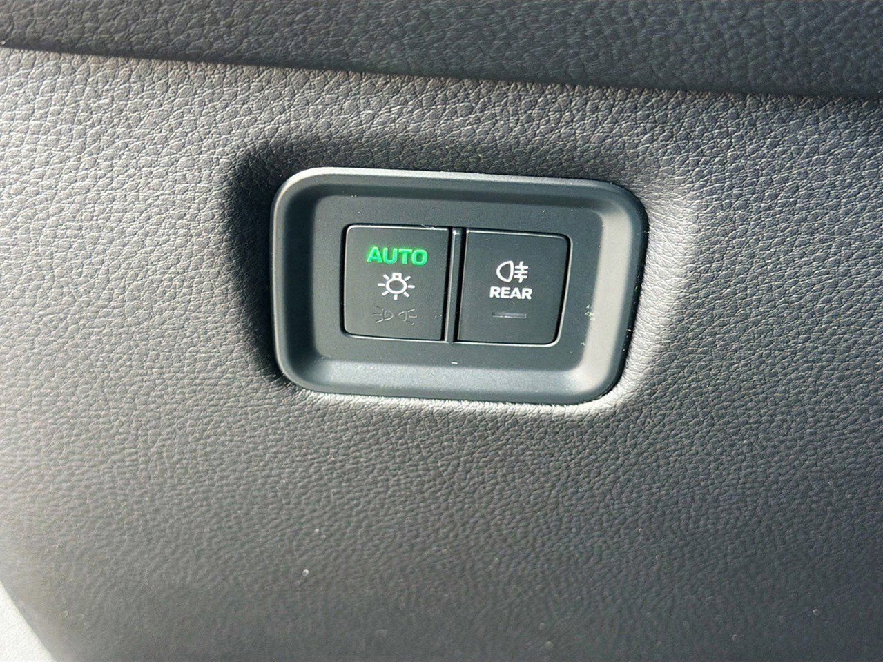 Used 2024 Porsche Cayenne image 36