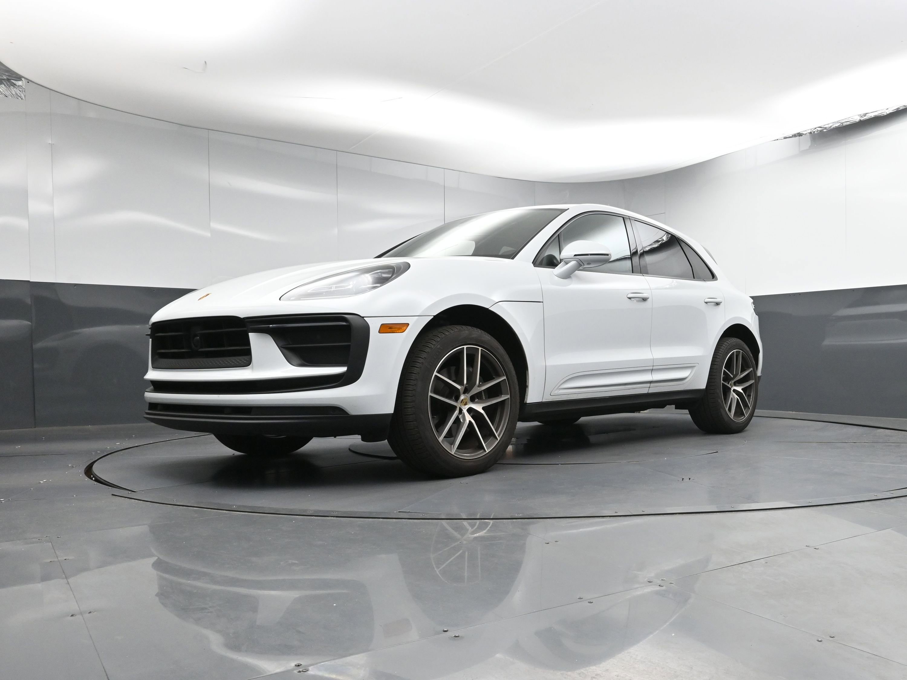 Certified 2025 Porsche Macan image 30