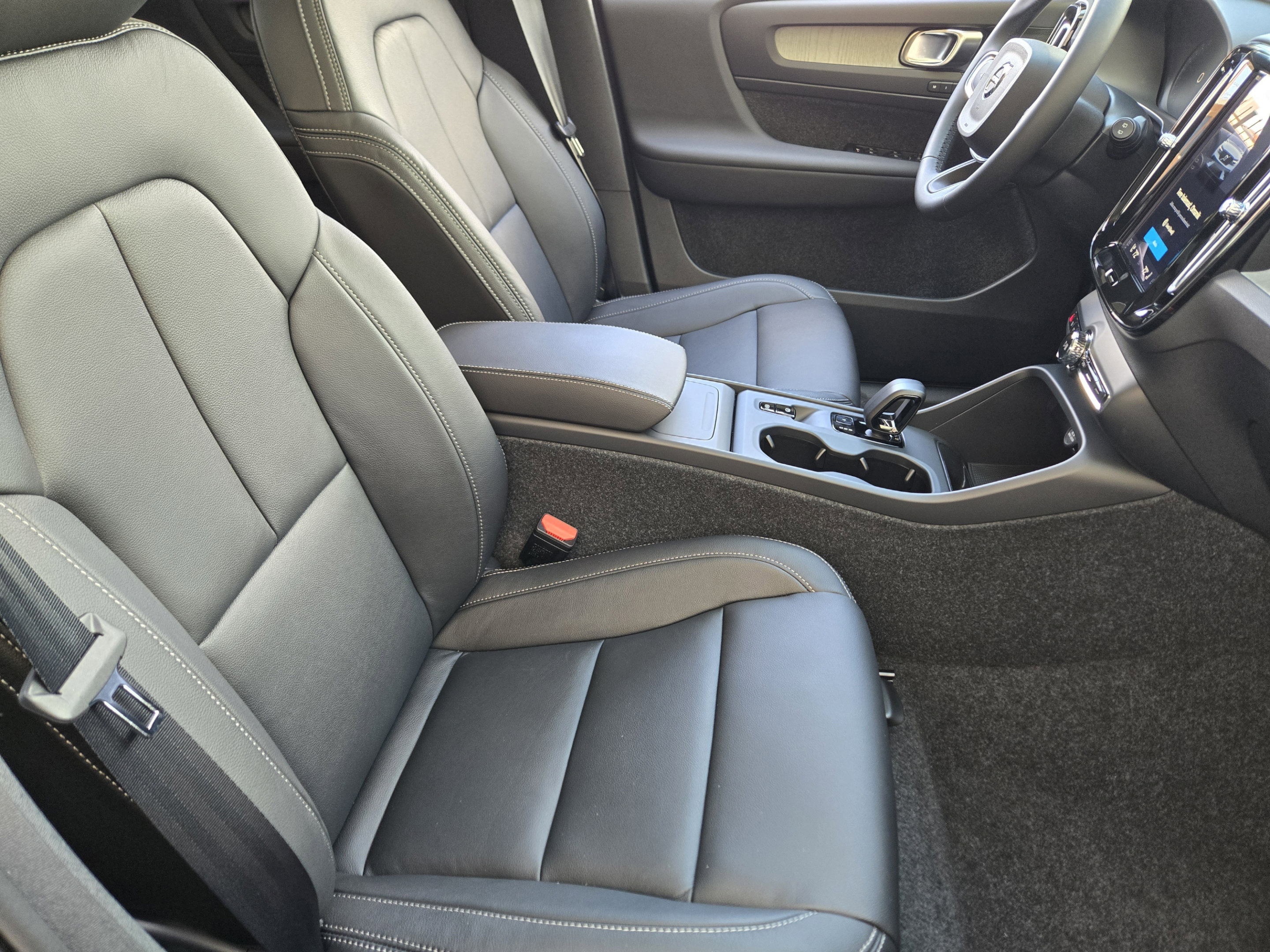 New 2026 Volvo XC40 B5 Core w/ Climate Package AWD/4WD image 11