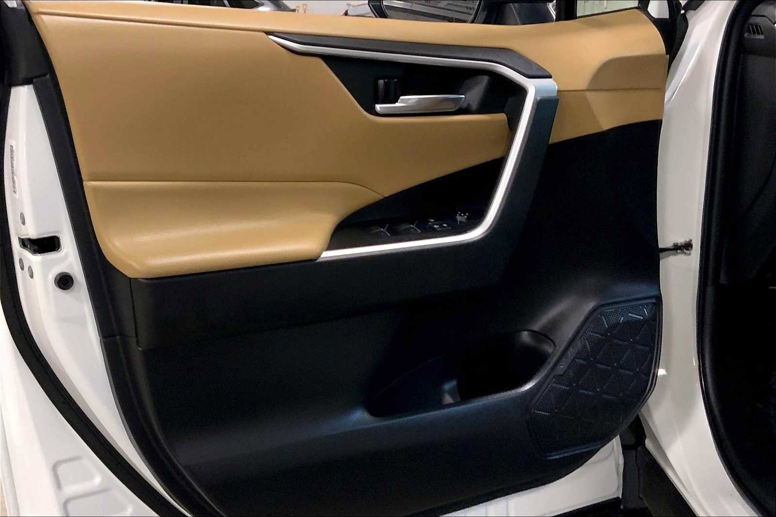 Used 2022 Toyota RAV4 XLE w/ Convenience Package image 22