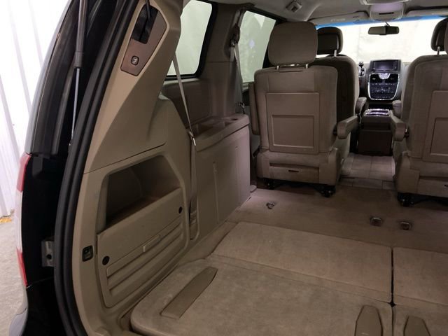 Used 2014 Chrysler Town & Country Touring FWD image 14
