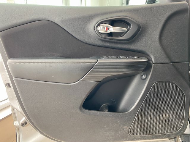 Used 2016 Jeep Cherokee Latitude w/ Cold Weather Group image 8