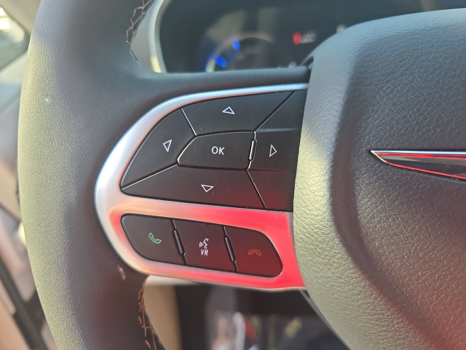 Used 2024 Chrysler Pacifica Limited FWD image 19