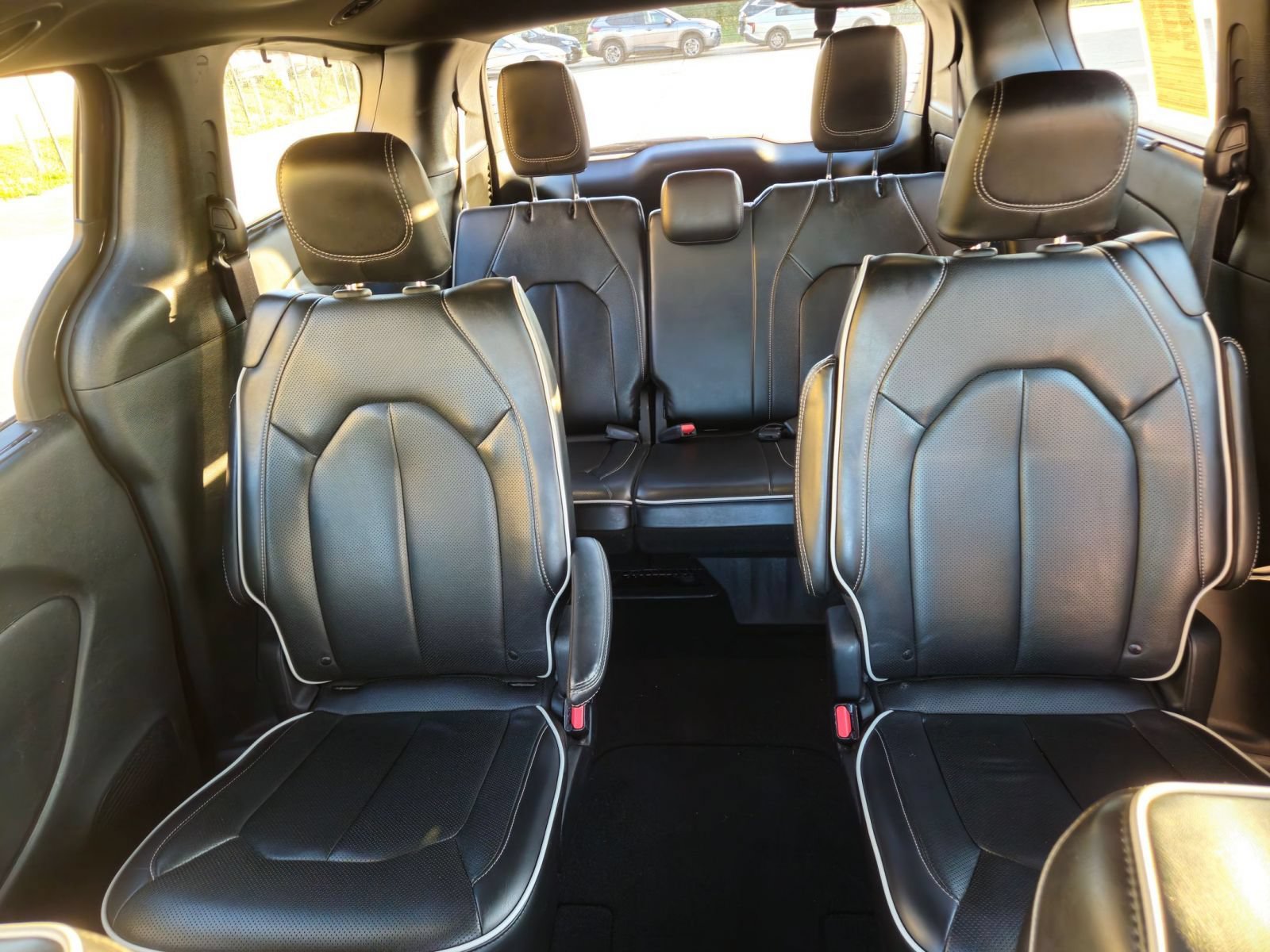 Used 2025 Chrysler Pacifica Limited FWD image 7