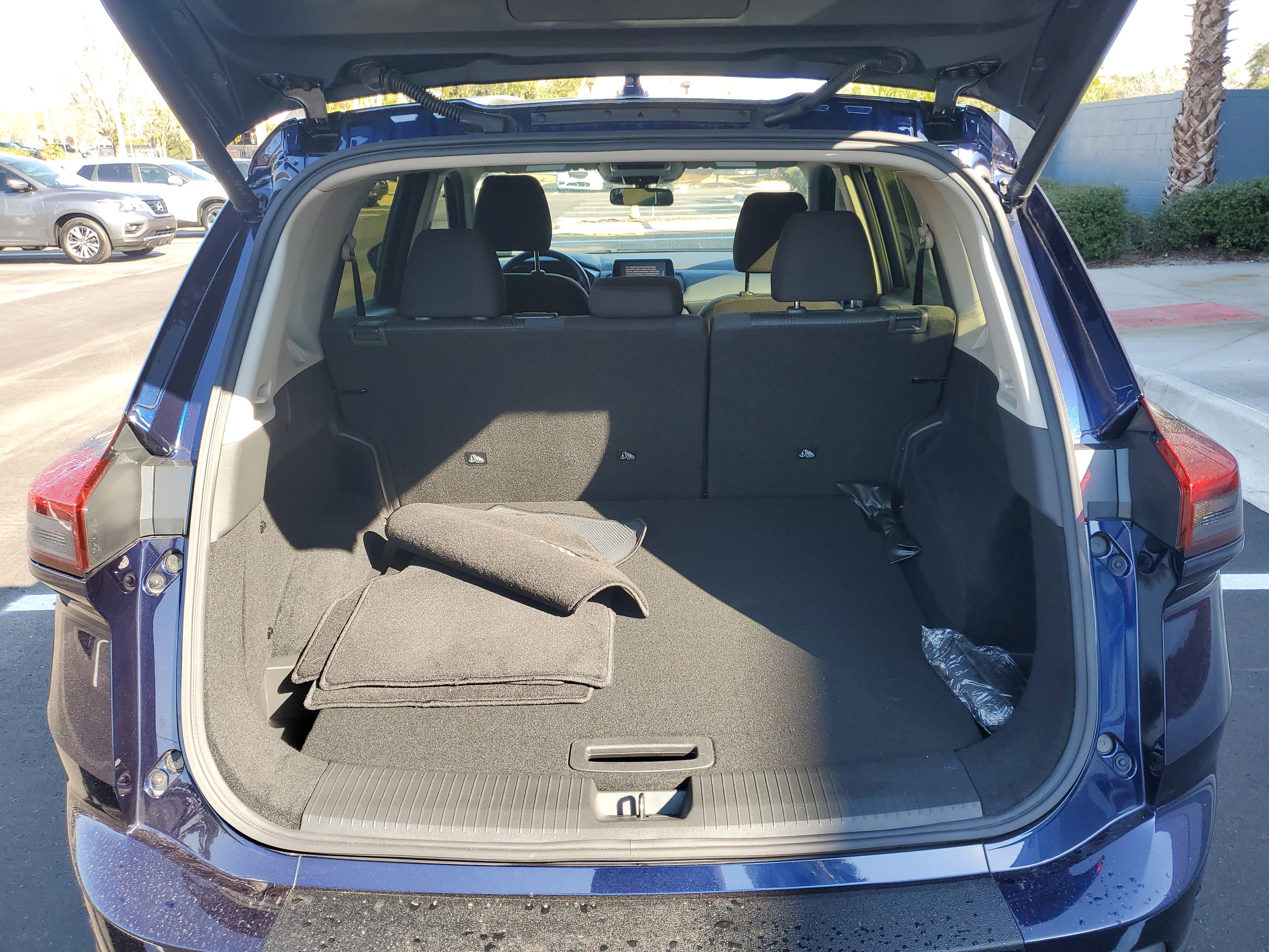 Used 2024 Nissan Rogue SV image 7