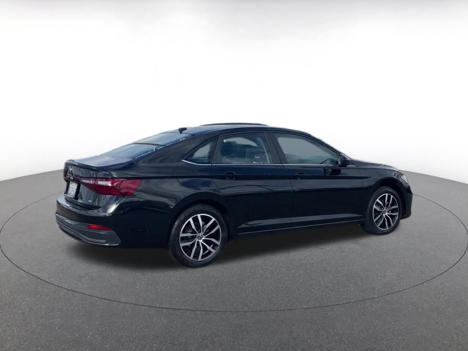 Used 2025 Volkswagen Jetta SE image 14