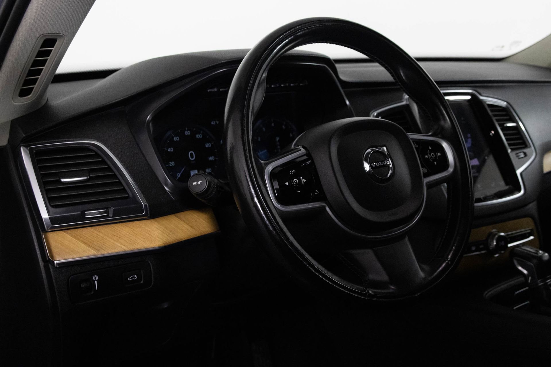 Used 2021 Volvo XC90 T6 Momentum w/ Protection Package image 32