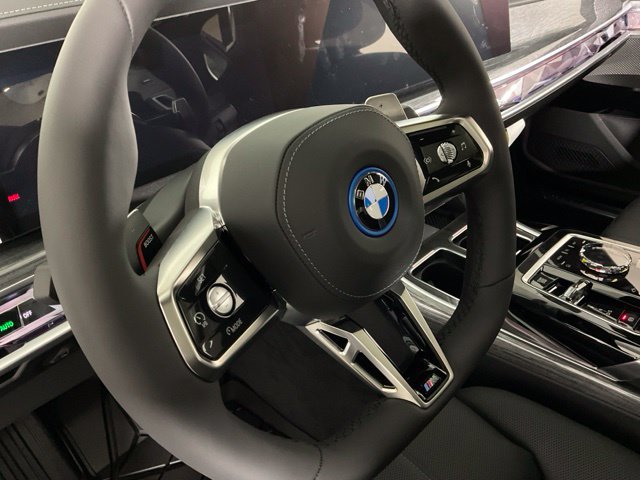 Used 2025 BMW 750e xDrive AWD/4WD image 18