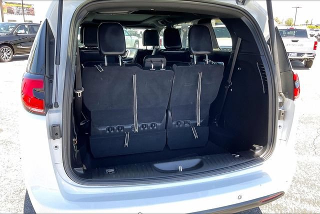 Used 2023 Chrysler Pacifica Limited w/ Uconnect Theater Family Group FWD image 34
