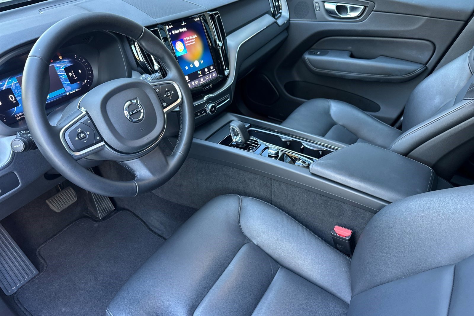 Used 2025 Volvo XC60 B5 Core image 11