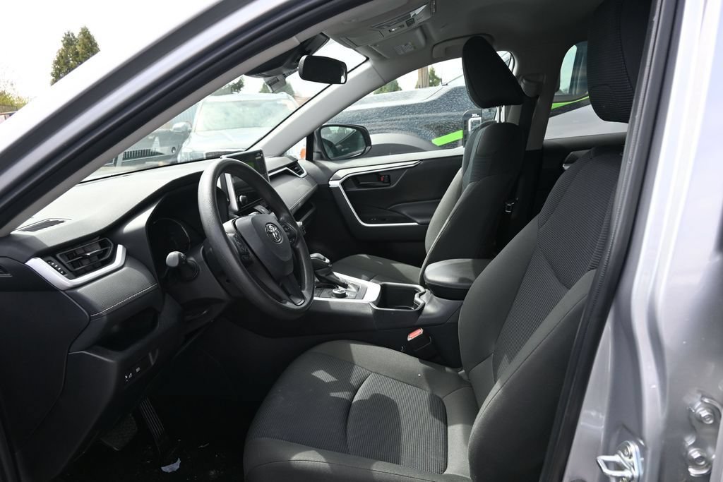 Used 2025 Toyota RAV4 LE AWD/4WD image 10