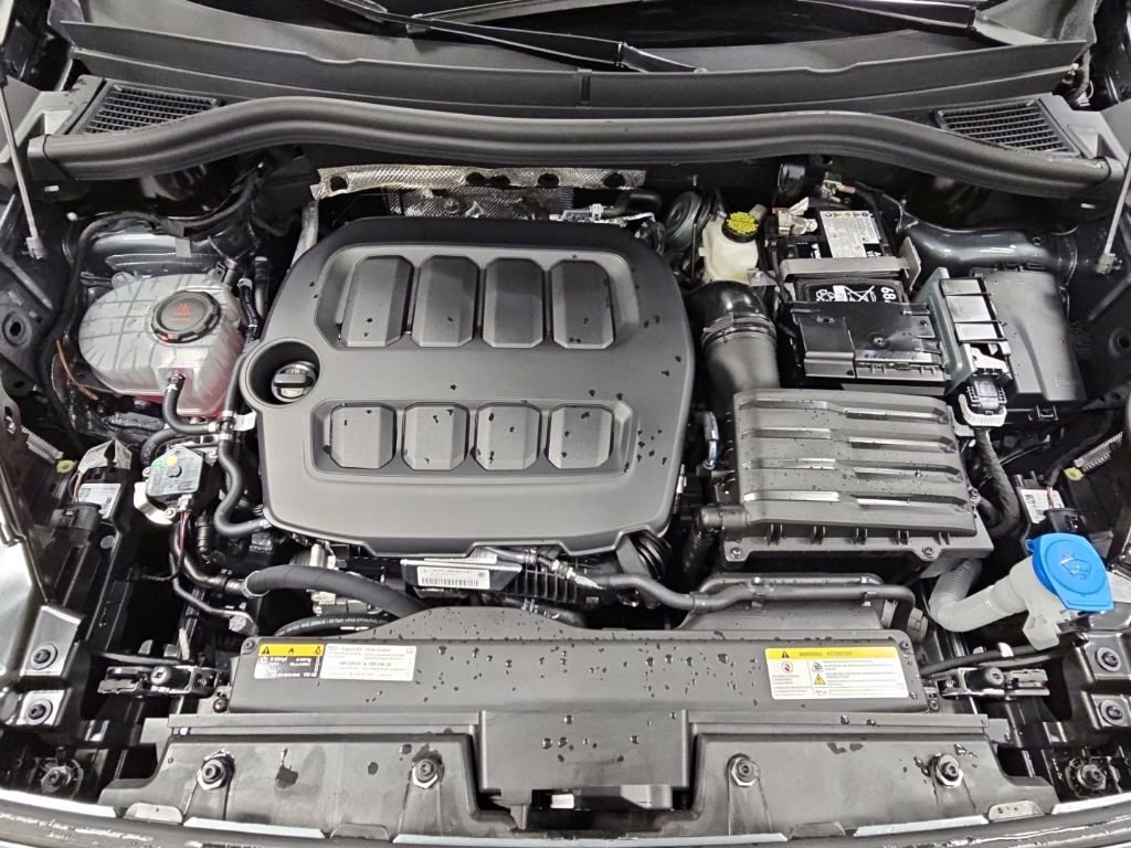 Used 2025 Volkswagen Tiguan SE R-Line FWD image 38