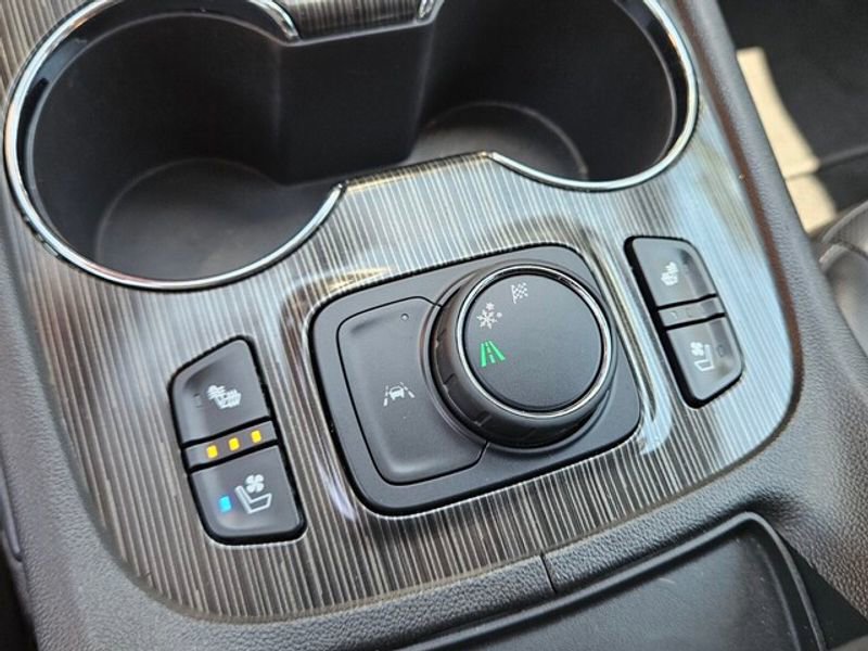 Used 2023 GMC Acadia SLT w/ Elevation Edition image 27