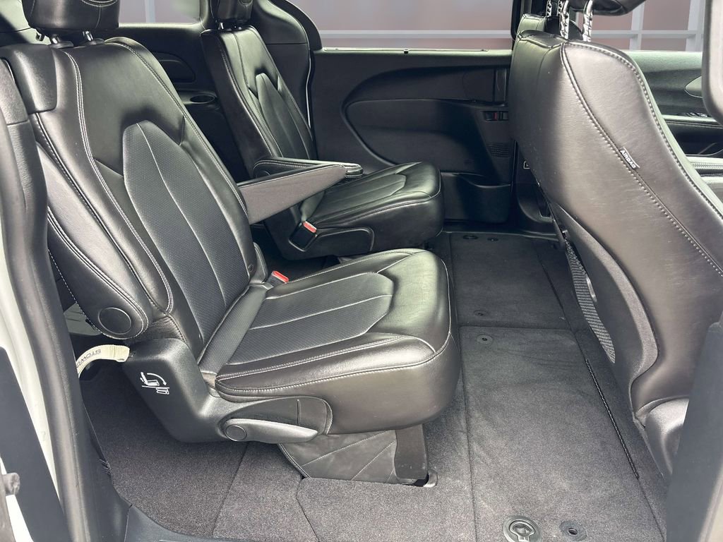 Used 2025 Chrysler Pacifica Select image 18