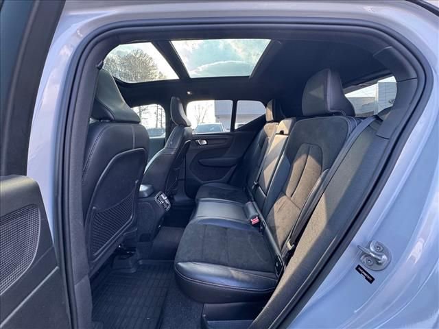 Used 2022 Volvo XC40 T4 R-Design w/ Protection Package Premier image 12