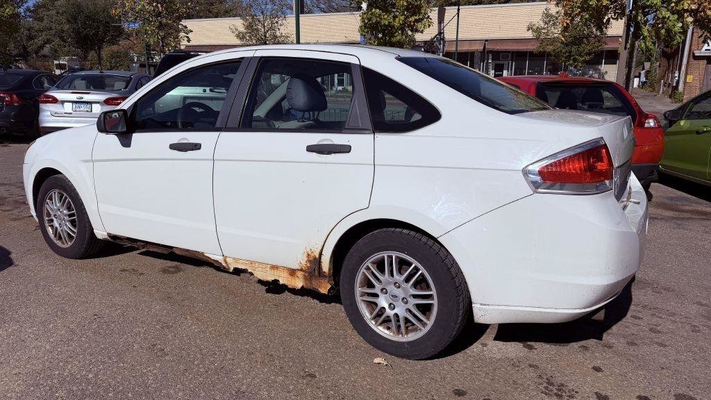 Used 2010 Ford Focus SE FWD image 4